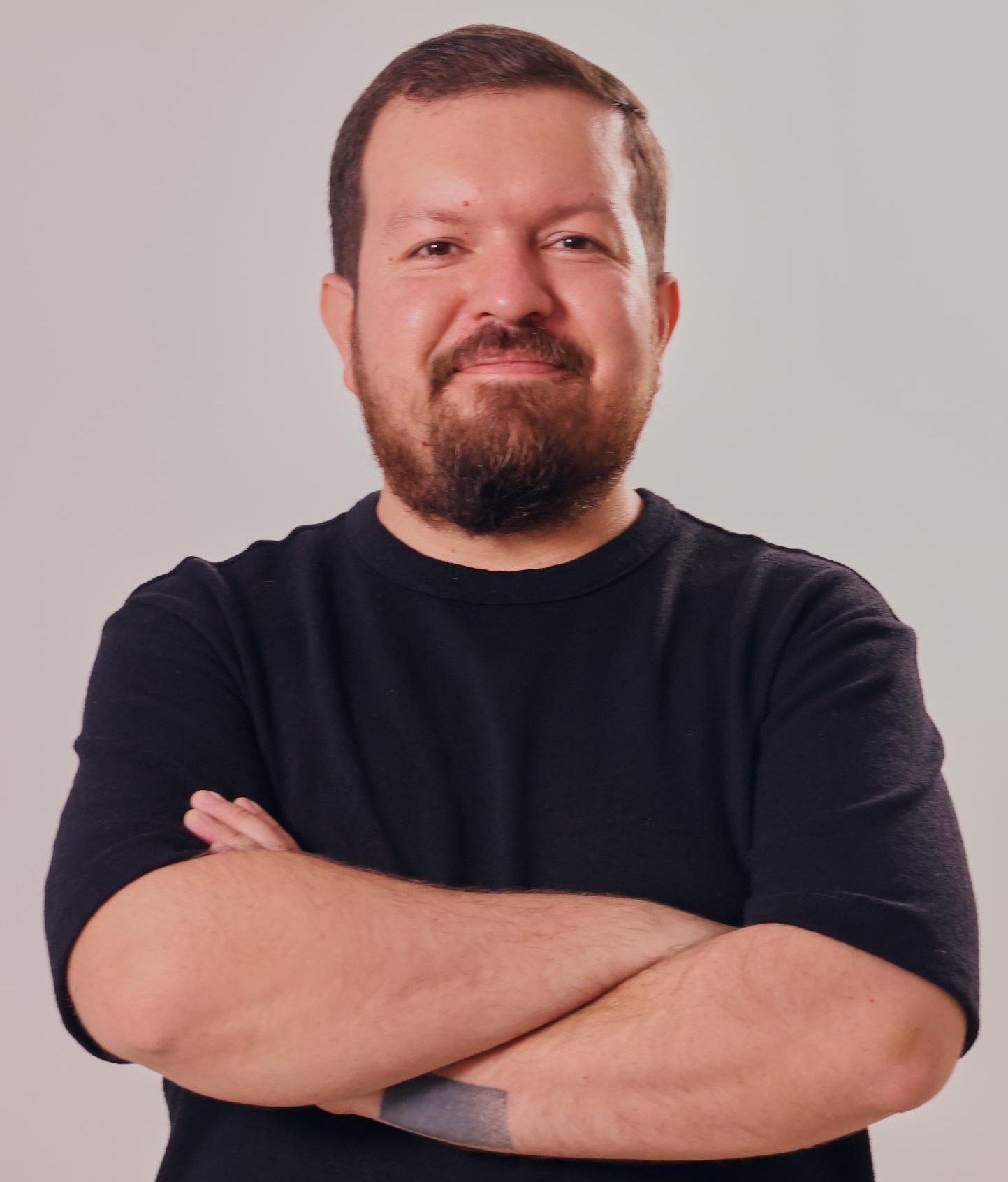 Fotografía a color en primer plano de Edgar Andrés Bolaños