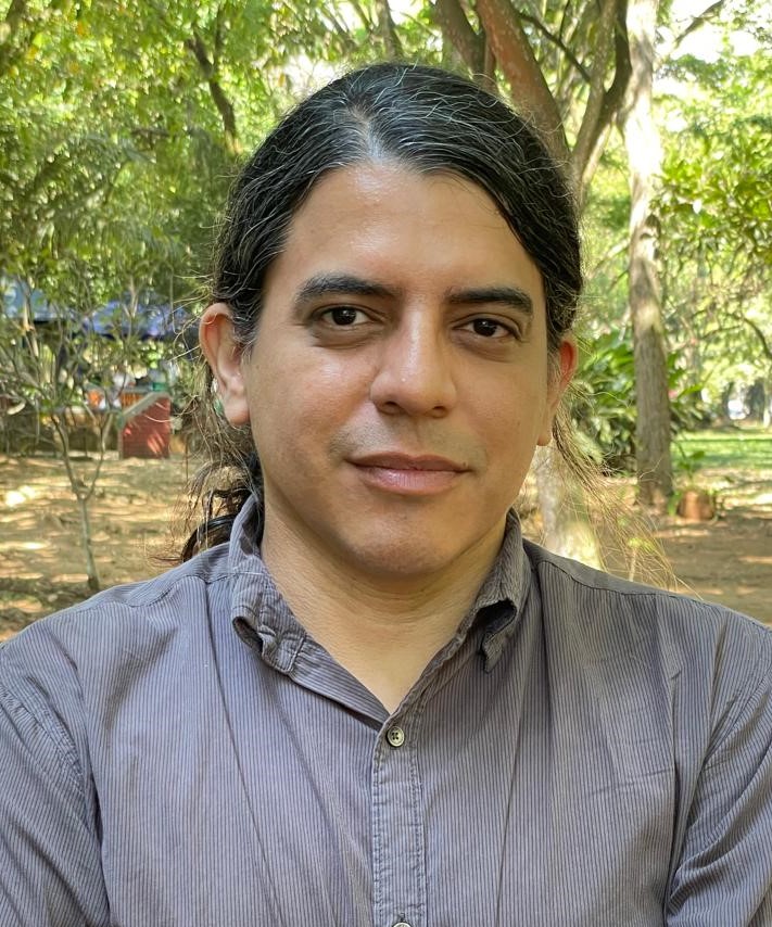 Fotografía a color en primer plano de Juan Carlos Chavez