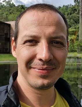 Fotografía a color en primer plano de Ana Maria Diaz