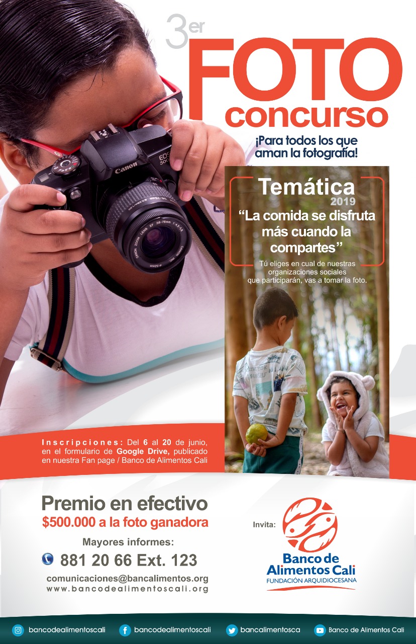 Imagen a color de una persona y una cámara fotográfica acompañada de texto